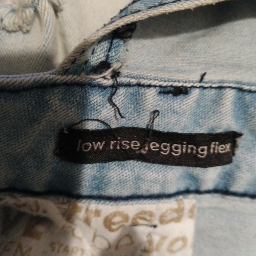 Distressed overalls - Picture 8 of 8